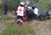 Familia vuelca en la carretera Mérida-Cancún y muere su bebé