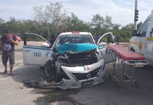 Desbarata el taxi contra una camioneta en la Mérida-Cancún