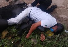 Derrapa ebrio motociclista y se estrella contra un poste de luz