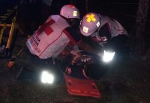 Enredado en alambre termina motociclista tras derrapar