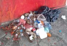 Exhortan a comerciantes retirar basura al rededor de la iglesia de Acanceh