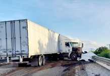 Tráiler termina destrozado; choca a un volquete y se lleva la peor parte