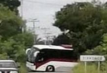 Autobús provoca caos vial al caer en hondonada