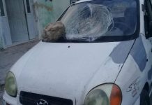 Borracho le destroza panorámico del auto de su amigo con una piedra