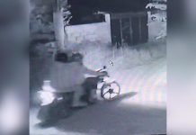 Pareja es captada intentando entrar a un domicilio a la fuerza