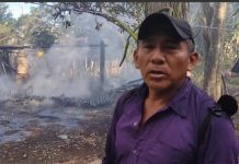 Pide ayuda para reconstruir su casa de huano que se quemó