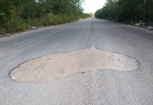 Hay un poco de carretera en los baches de Timucuy