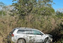 Pescador terminó monte adentro con todo y auto