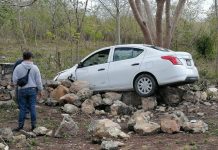 Maestros no llegan clase; su auto se sale del camino