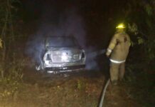 Cortocircuito genera incendio que consume un auto