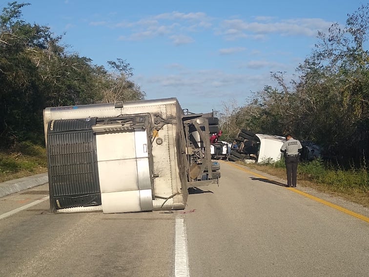 Camión de frutas y verduras vuelca en la carretera | Municipios Yucatán