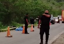 Motociclista cocha con basura en el camino y fallece