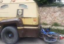 Camioneta de valores arrastra a una moto
