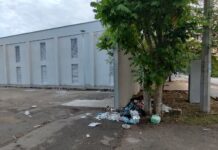 Terminan las vacunas y dejan regado la basura