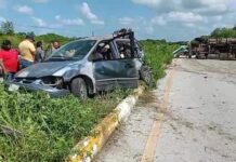 Tráiler embiste camioneta; mueren 3 personas