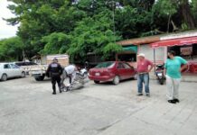 Por andar con prisas, motociclista se estampa en varios autos