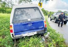 Tráiler invade su carril y por evitar estamparse se sale del camino
