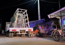 Camión se lleva de corbata un mototaxi