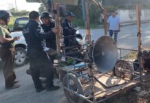 Camioneta levanta a un mototaxi