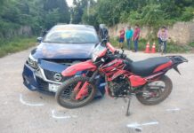 Motociclista choca y huye