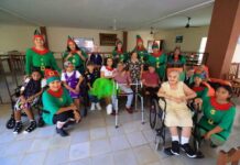 Llevan alegría navideña a la Casa del Anciano de Tizimín