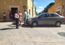 Distraído conductor levanta a un motociclista