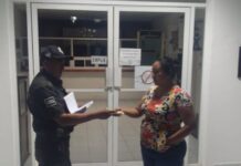 Hombre asalta a una mujer, pero no llega muy lejos, vecinos lo detienen