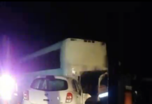 Compacto termina incrustado en un camión