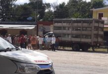 Vecinos de Sitilpech bloquean carretera por protesta contra megagranjas