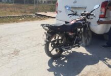 Retrocede y se estampa en una moto