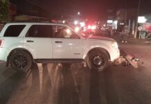 Dama al volante manda al hospital a un motoneto