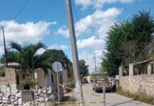 Poste de CFE amenaza con caer y romper todo a su paso