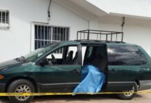 Patrullas y personal de emergencia en el Centro de Salud de Kanasín tras el fallecimiento de un hombre.