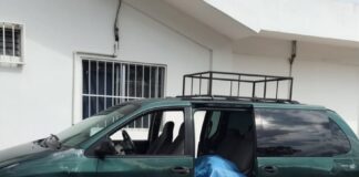 Patrullas y personal de emergencia en el Centro de Salud de Kanasín tras el fallecimiento de un hombre.