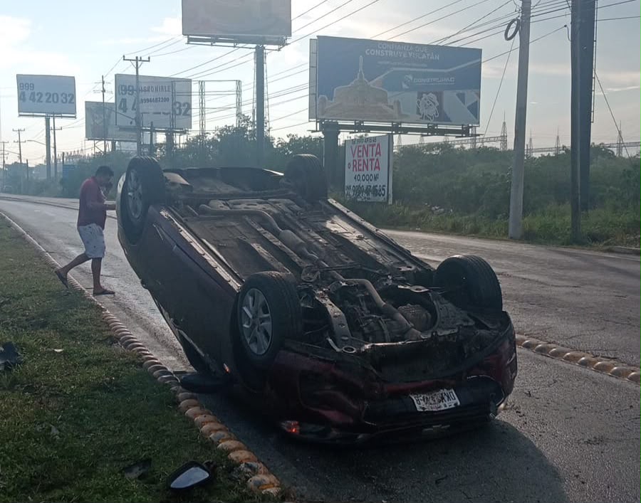 Volcadura en el Periférico de Mérida con automóvil sobre el toldo.