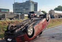 Volcadura en el Periférico de Mérida deja un conductor ileso Volcadura en el Periférico de Mérida con automóvil sobre el toldo.