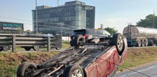 Volcadura en el Periférico de Mérida con automóvil sobre el toldo.
