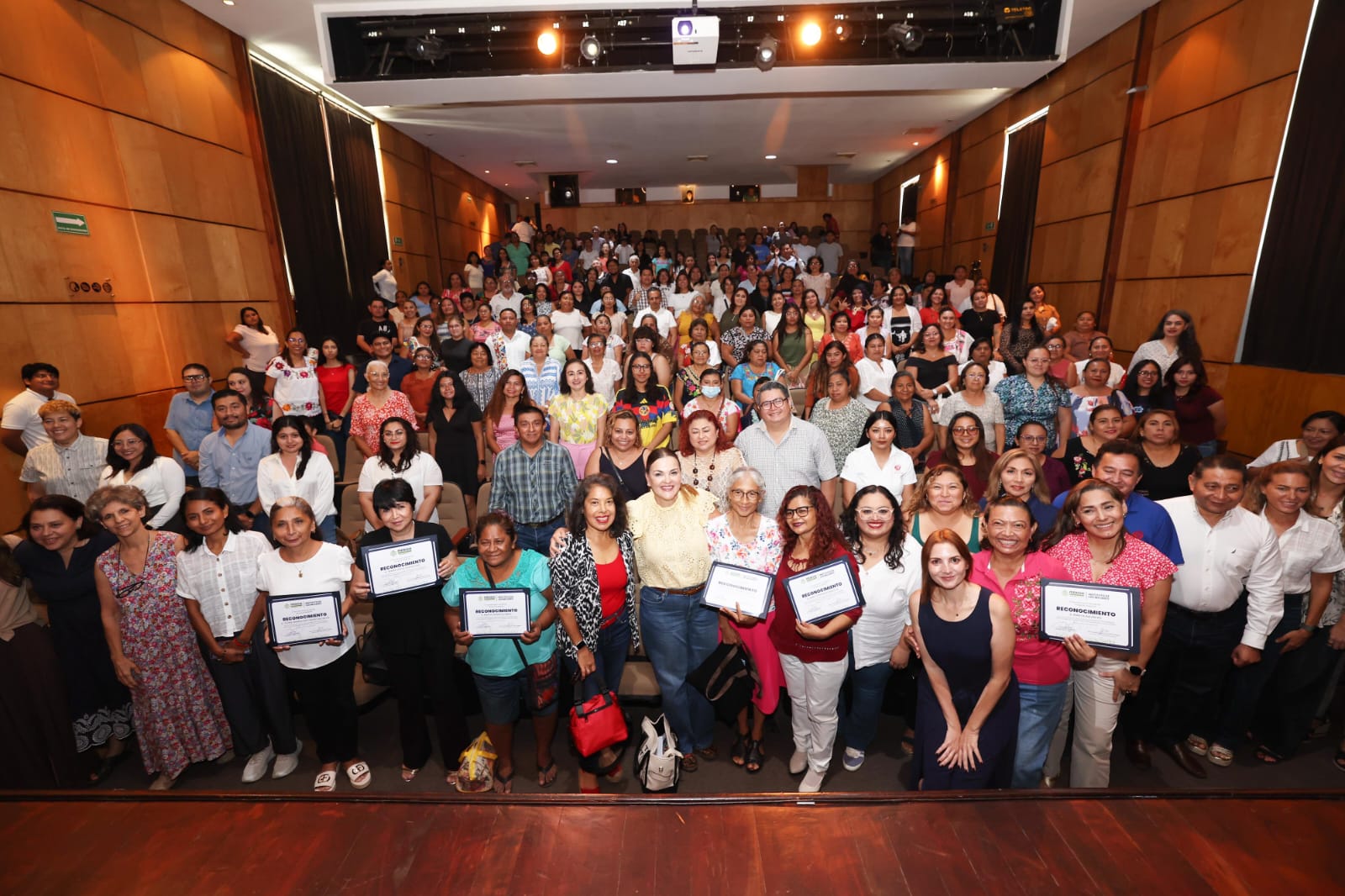 Graduación de 170 mujeres del programa Mujeres Construyendo su Autonomía en el Centro Cultural Olimpo de Mérida.