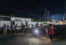 Vecinos bloquean vialidad en Tizimín por constantes apagones Vecinos protestan por los apagones en Tizimín y bloquean una vialidad.