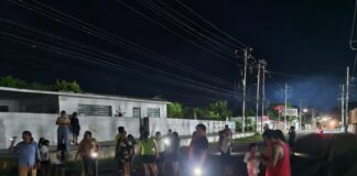 Vecinos protestan por los apagones en Tizimín y bloquean una vialidad.
