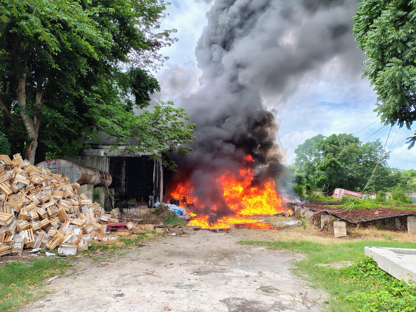 Bomberos de la SSP combaten el incendio en una bodega de aceites en Dzoyolá, Kanasín.