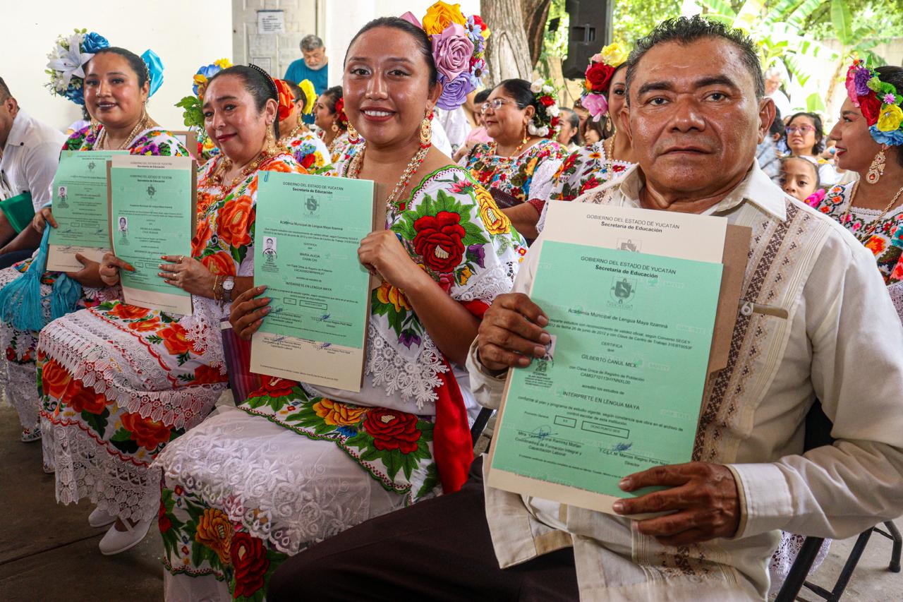 Egresados del curso de intérprete de lengua maya durante la ceremonia de certificación en Mérida.