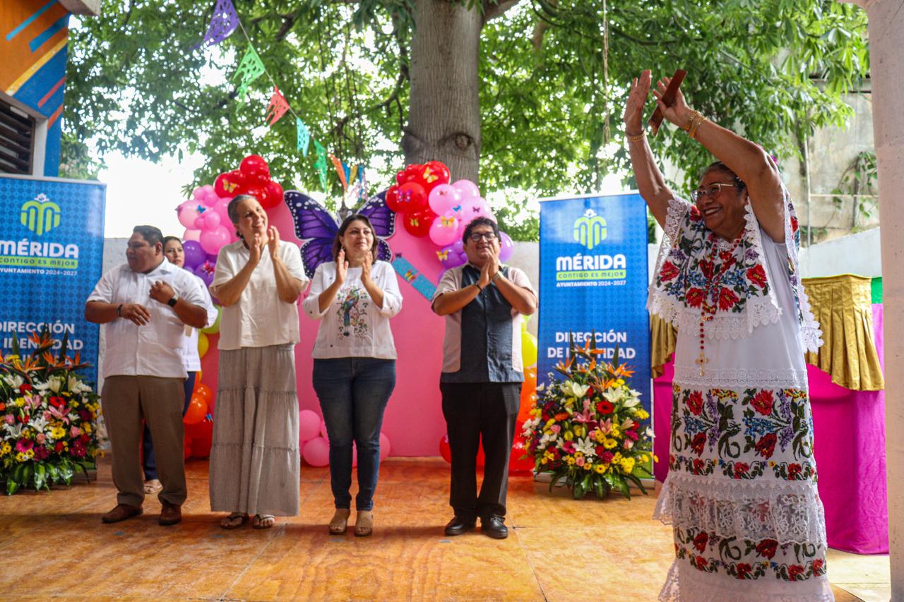 Egresados del curso de intérprete de lengua maya durante la ceremonia de certificación en Mérida.