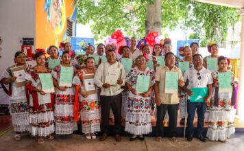 Egresados del curso de intérprete de lengua maya durante la ceremonia de certificación en Mérida.