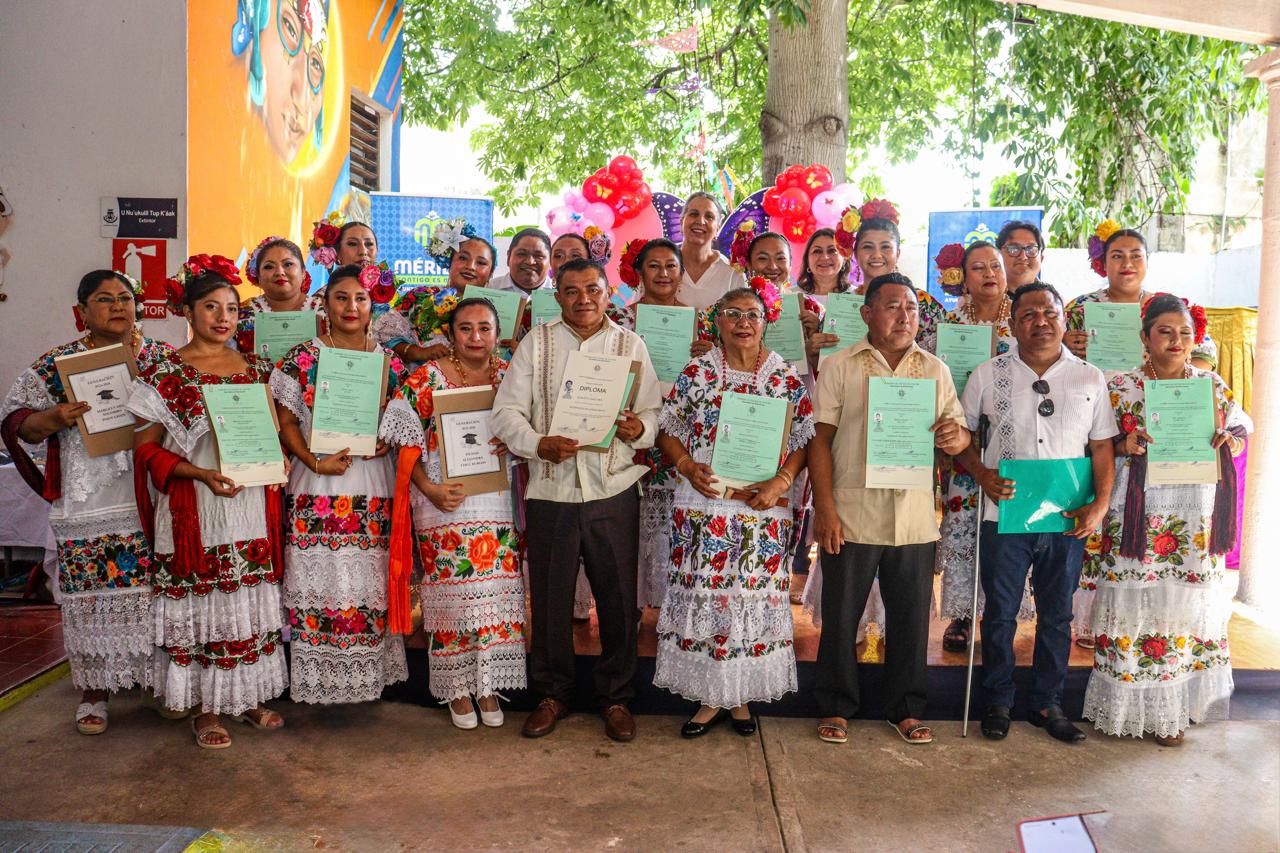 Egresados del curso de intérprete de lengua maya durante la ceremonia de certificación en Mérida.
