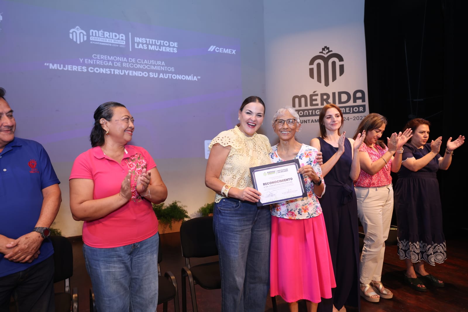Graduación de 170 mujeres del programa Mujeres Construyendo su Autonomía en el Centro Cultural Olimpo de Mérida.