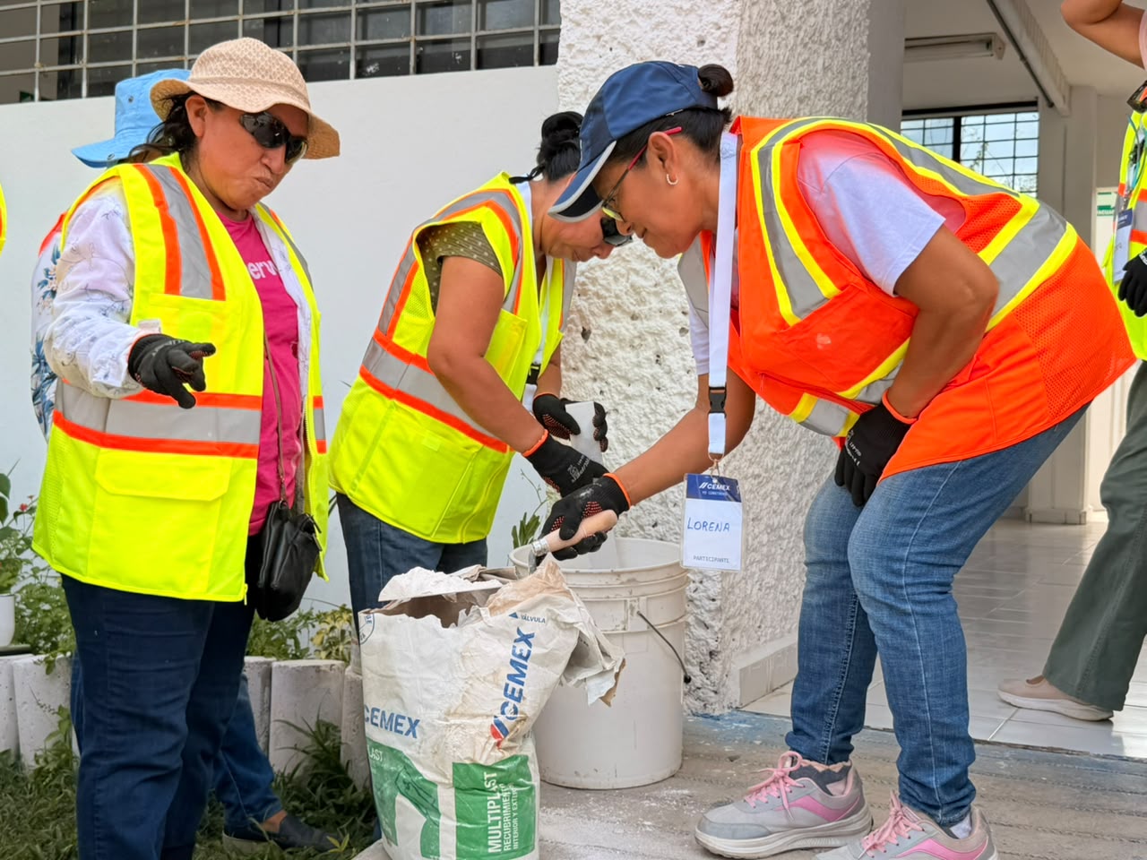 Participantes del taller "Yo Construyo Autonomía" organizado por el Ayuntamiento de Mérida y CEMEX.