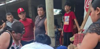 Paramédicos atienden a un menor atropellado en las playas de Santa Clara, en Dzidzantún.