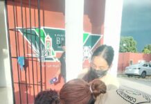 Motociclista lesionado recibe atención tras derrapar en Baca