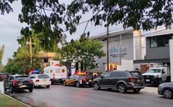 Autoridades realizan diligencias en el Centro de Cirugía Ambulatoria Opera tras el fallecimiento de un paciente.